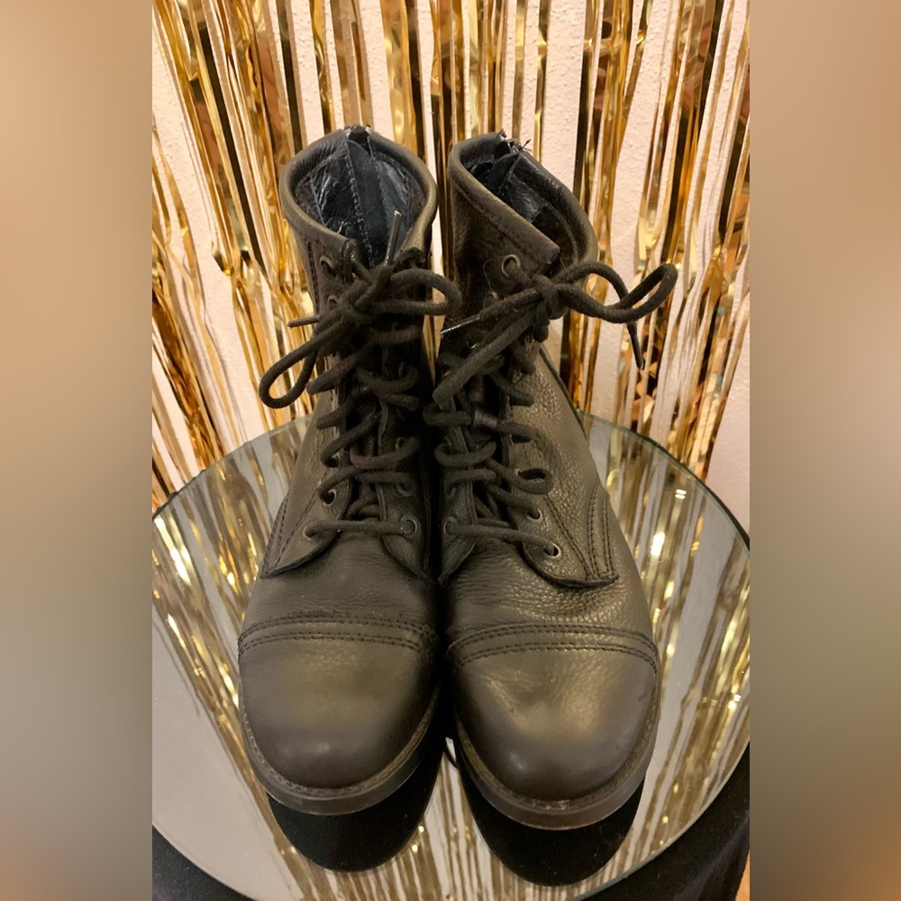 Women’s Steve Madden zippered black boots size 8.5M